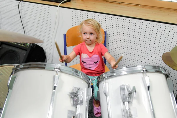 Little Girl Tries Play Drum Kit Music School — Foto de Stock