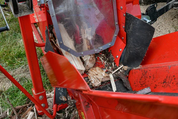 Hydraulic installation for cutting and sawing logs for firewood.