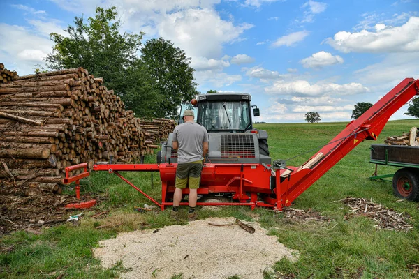 Worker Sawmill Operates Hydraulic Plant Chopping Sawing Logs Firewood — Stockfoto