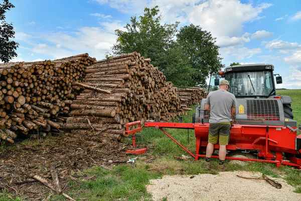 Worker Sawmill Operates Hydraulic Plant Chopping Sawing Logs Firewood — Stok fotoğraf