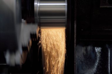 Dairesel öğütme makinesinde su soğutmalı öğütücü metal..