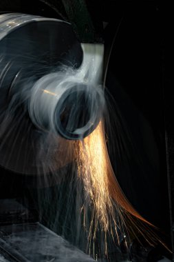 Dairesel öğütme makinesinde su soğutmalı öğütücü metal..