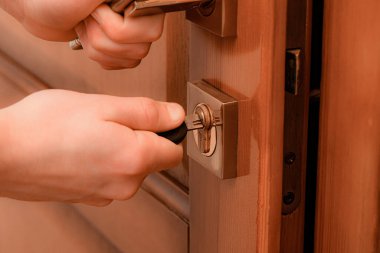 Adam eve geldi ve ön kapıyı bir anahtarla kapattı..