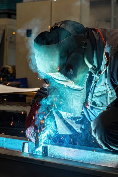 Welder Welds Long Beams Gas Welding Machine Industrial Plant — Stock Photo, Image