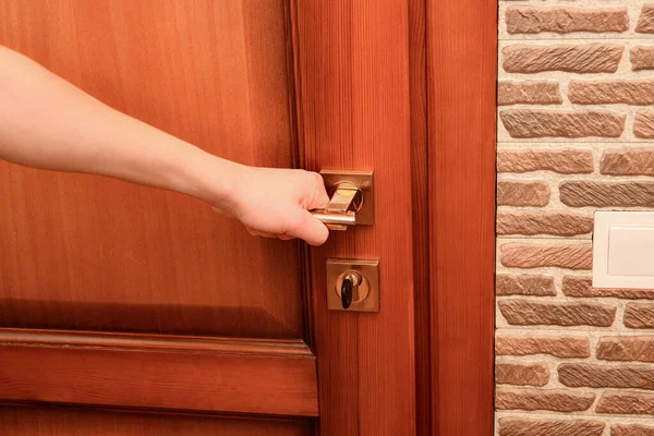 Ein Mann Öffnet Die Haustür Mit Einem Schlüssel — Stockfoto