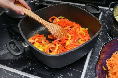 Biberler salata tavasında pişirilir..