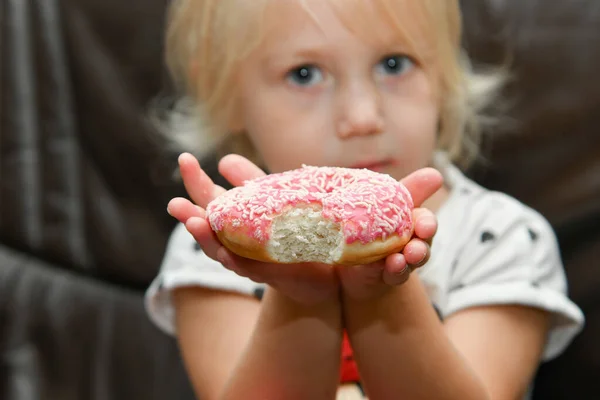 Uma Menina Deu Uma Mordida Donut Vermelho Com Gelo Mostra — Fotografia de Stock