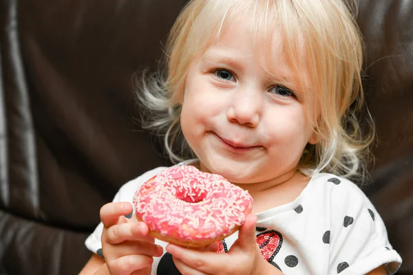 Uma Menina Alegre Segura Donut Vermelho Com Gelo Suas Mãos — Fotografia de Stock