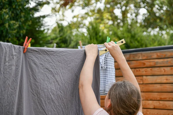 Een Vrouw Hangt Beddengoed Straat Het Wassen — Stockfoto