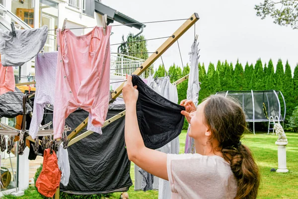 Een Vrouw Hangt Natte Kleren Het Wassen Een Droger Tuin — Stockfoto
