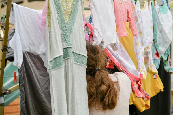 Een Vrouw Hangt Natte Kleren Het Wassen Een Droger Tuin — Stockfoto