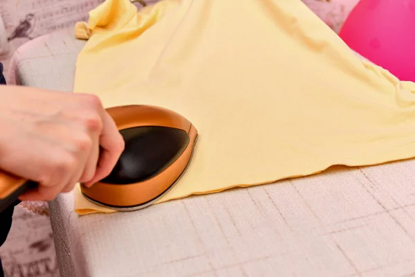 Een Vrouw Strijkt Kleren Het Wassen Met Een Klein Strijkijzer — Stockfoto