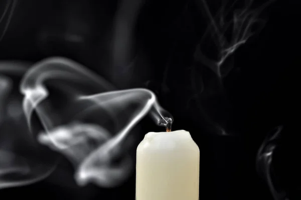 발화된 촛불에서 나오는 연기가 배경에 나타난다 — 스톡 사진