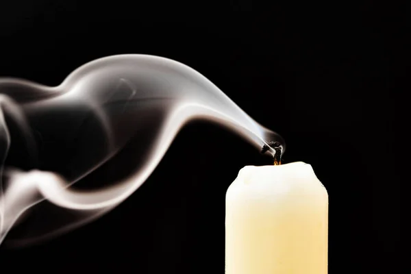 Сірий Дим Гасіння Свічки Розвивається Чорному Тлі — стокове фото
