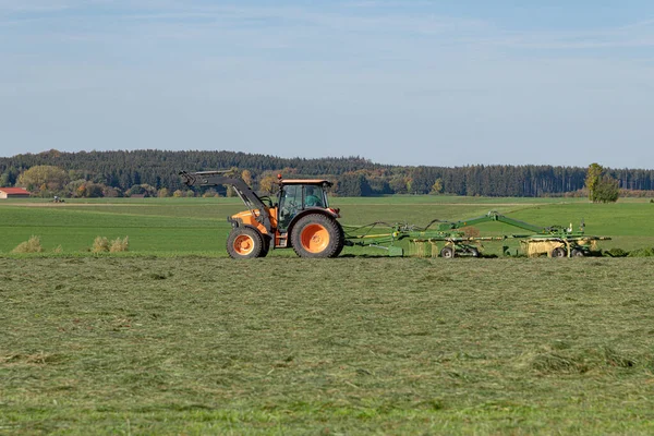 Traktor Lapangan Mengendurkan Rumput Yang Dipotong Dengan Pemanen Putar Untuk — Stok Foto