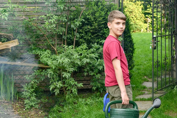 Garçon Dans Jardin Avec Arrosoir Main — Photo