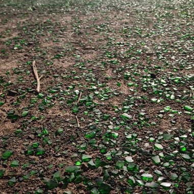 Yerde bir sürü cam parçası var..