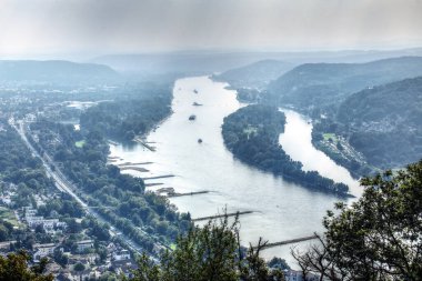Ren Nehri 'nin puslu manzarası ve Drachenfels' ten görülen Bad Honnef..