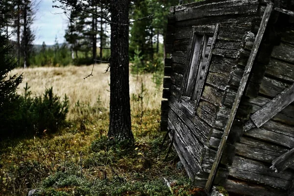 瑞典北部破碎和风化的房屋 — 图库照片
