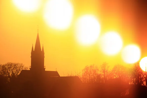 在教堂剪影的夕阳西下 用一种特殊的计时技术拍摄 — 图库照片