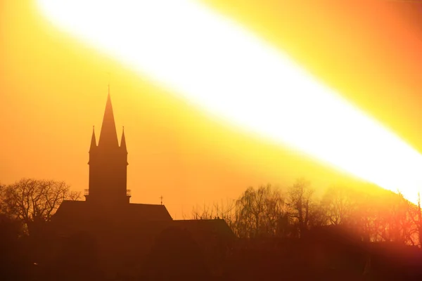 在教堂轮廓上的夕阳西下 用特殊的长曝光技术拍摄 — 图库照片