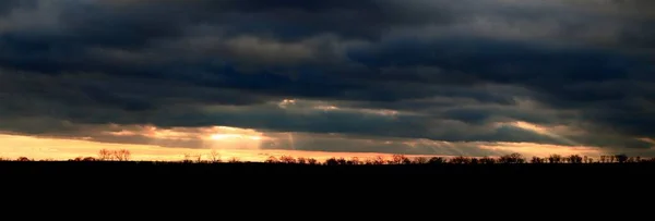 Rayons Soleil Traversant Couverture Nuageuse Dans Panorama Rétroéclairé — Photo