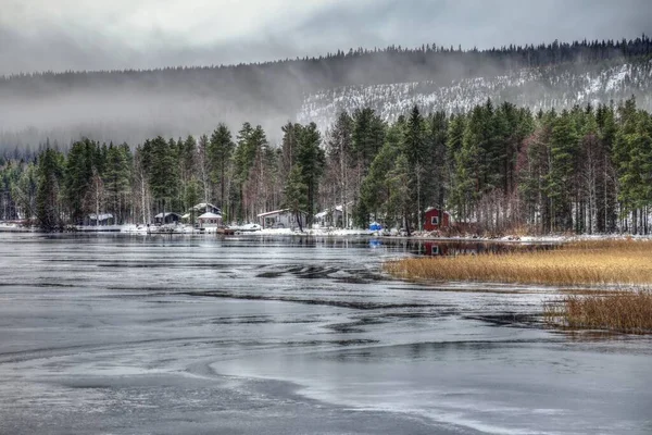 스웨덴 북부의 호수의 호숫가에서 바라본 — 스톡 사진