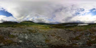 İsveç 'teki Vadvetjakka Ulusal Parkı' ndan küresel manzara. Eşkenar dikdörtgen yansıtma kullanılır.