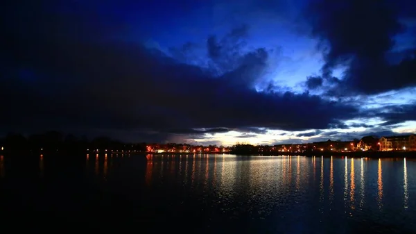 シュヴェリーンの湖を夕暮れに眺めます — ストック写真