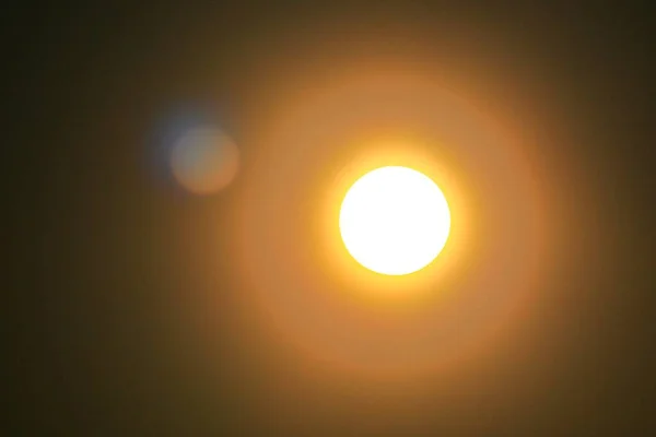 带透镜耀斑的辐射性太阳的抽象拍摄 — 图库照片