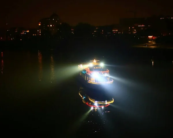 Malá Loď Řece Reflektory Osvětlením Noci — Stock fotografie