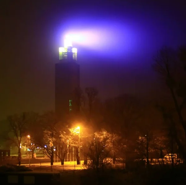 夜间与Albinmuller塔一起停放在Magdeburg — 图库照片