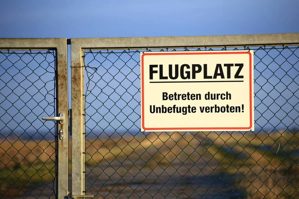 Sign Gate Saying Flugplatz Betreten Durch Unbefugte Verboten Airport Trespassing — Foto Stock