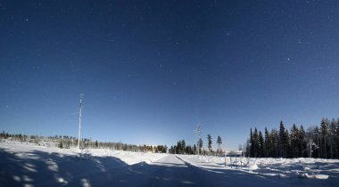 Kışın küçük İsveç kasabası ve yolunun gece manzarası tabelasında Granbergsliden adı yazılı..