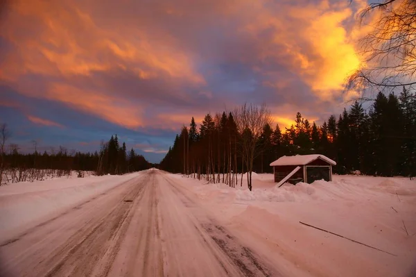 Zimowa Droga Stary Wiejski Szopa Pod Pomarańczowy Chmura Wieczorem — Zdjęcie stockowe
