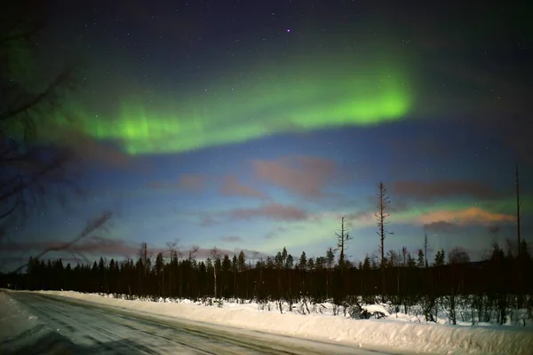 Kış Boyunca Bulutlu Yeşil Aurora — Stok fotoğraf