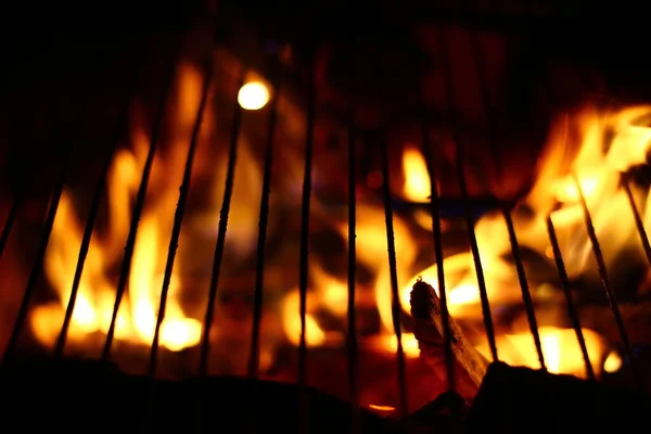 바베큐그릴에 불이붙은 — 스톡 사진