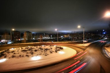 İsveç 'in Umea kentindeki trafik çemberinin uzun pozu.