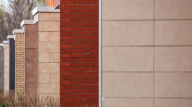 Bir sıra girişteki duvar dekoru biçimlerinin çeşitliliği.