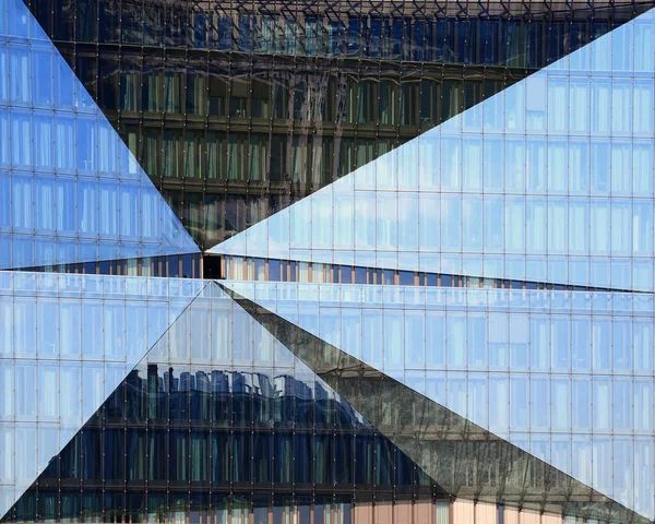 Fasad Kaca Modern Berlin Dengan Refleksi Langit Dan Trotoar Stok Foto Bebas Royalti