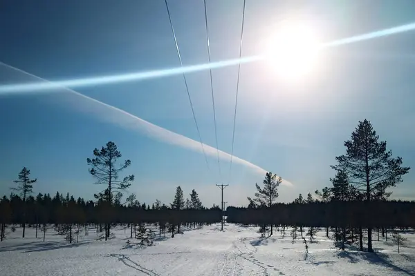 Lichteffekte Und Dampfspur Mit Hochspannungsleitung Schwedischen Winter — Stockfoto