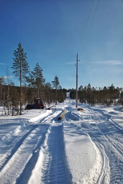 Ανακαίνιση Ηλεκτρικού Αγωγού Στη Βόρεια Σουηδία Όχημα Που Παρακολουθείται Εικόνα Αρχείου