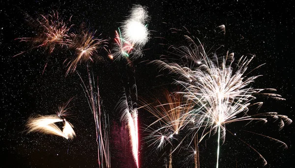 Fila Fogos Artifício Diferentes Frente Céu Estrelado — Fotografia de Stock