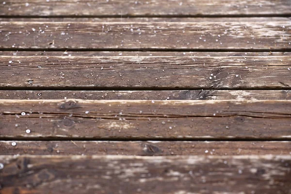 Ripas Madeira Molhadas Cobertas Com Algumas Pedras Granizo — Fotografia de Stock