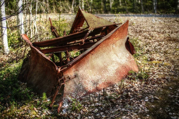 Tarihsel paslı kar küreme aracı ormanda yatıyor..