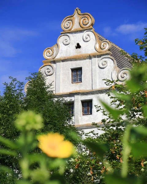 Defokussiertes Sonnenblumen Und Fassadendetail Des Stillgelegten Renaissance Schlosses Großmühlingen Deutschland — Stockfoto