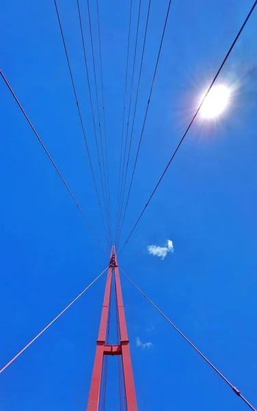 Aufwind Von Moderner Hängebrücke Mit Sonne Und Blauem Himmel — Stockfoto