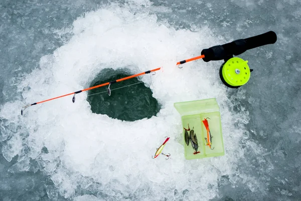Pesca Gelo Inverno Estrada Perto Buraco Gelo Fundo — Fotografia de Stock