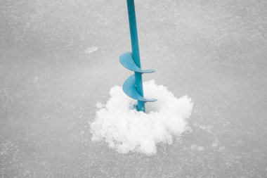 Buza sıkışmış çivi, buzu delme matkabı, buzda balık tutma. Kapat..