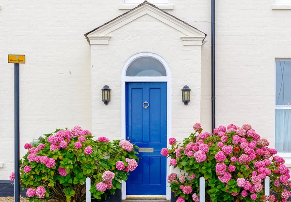 Ytterdörren Till Ett Engelskt Hus Dekorerat Med Blommor Southwold England Royaltyfria Stockfoton